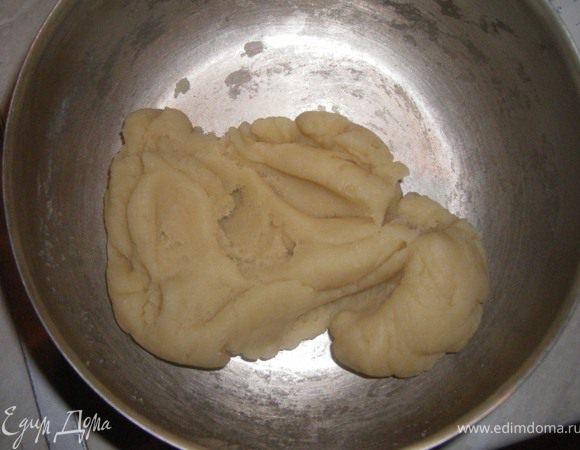 Мешаем ложкой, как только температура теста становится терпимой к рукам, вымешиваем руками. 