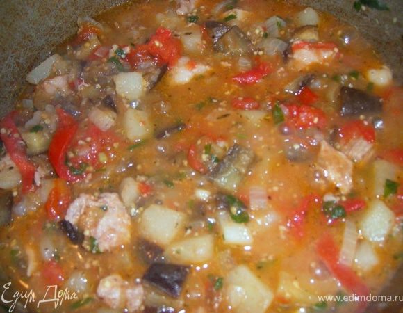 Наливаем немного растительного масла в казан и укладываем слоями: свинину, лук, картофель, баклажаны,перец болгарский, помидоры. Тушим на среднем огне минут 20. Добавляем зелень, чеснок и тушим на маленьком еще минут 20. Солим,перемешиваем и добавляем специи, тушим 10-20 минут. Выключаем и едим, приятного!!!