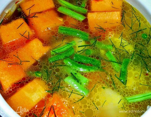 Влить бульон,накрыть крышкой и варить на слабом огне,около 30-40 минут.До тех пока не сварятся тыква и картофель. 