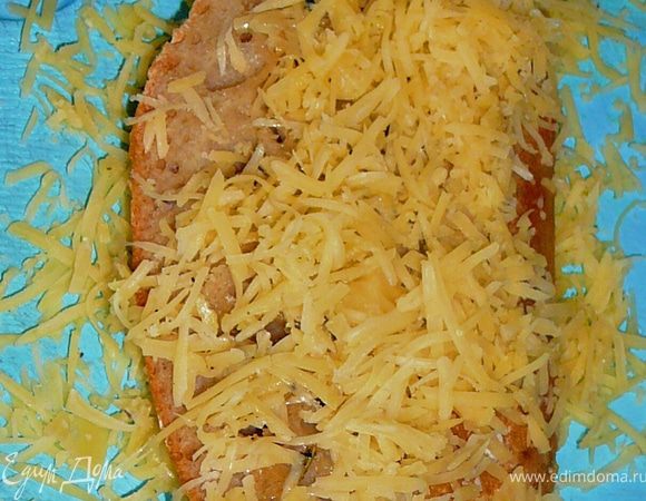 Приготовим сырные гренки.Для гренок сыр натереть на мелкую терку.Поставить сковороду на медленный огонь накаливаться,затем налить олтвкового масла и пару листиков шалфея,(нет свежего,добавьте щепотку сухого),прогреть в течении нескольких секунд и выложить в это масло кусочки хлеба,обжарить с двух строн,до появления золотистой корочки,затем еще горячий хлеб обвалять в тертом сыре с двух сторон,руками придавив сыр в хлебу чтоб сыр прилип.Отправим обратно на сковороду,чтобы сыр расплавился,перевернем и обжарим с другой строны. 