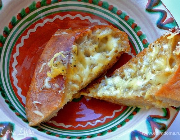 В тарелку выложить на дно гренки.Положить кусочки мяса с бульона(у меня была запеченая индейка,филе,я ее тонко нарезала и добавила в суп)налить суп,присыпать по желанию семенами тыквы и подсолнуха,покрошить небольшой кусочек сыра с голубой плесенью.Украсить веточкой фенхеля.