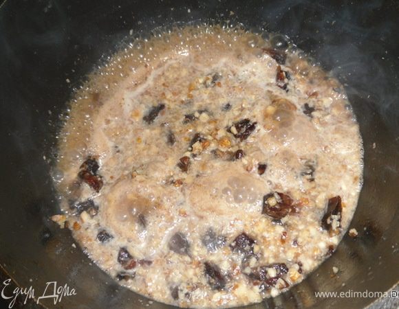 Смешиваем финики,грецкие орехи (измельченные, но не в муку), сахар, воду, массу доводим до кипения  и варим до загустения.Остужаем.