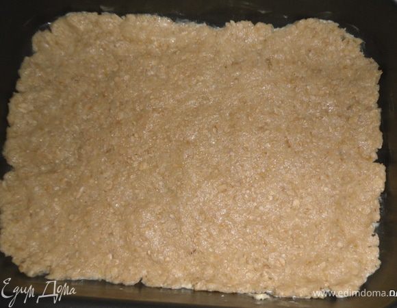 Теперь смешиваем муку с овсяными хлопьями, сахаром и разрыхлителем, добавляем размягченный маргарин, яйцо.Хорошо вымешиваем тесто, отделяем небольшую часть и ложим в холодильник.
Прогреваем духовку до 170 гр. Тесто раскатываем в пласт, выкладываем  его на противень 