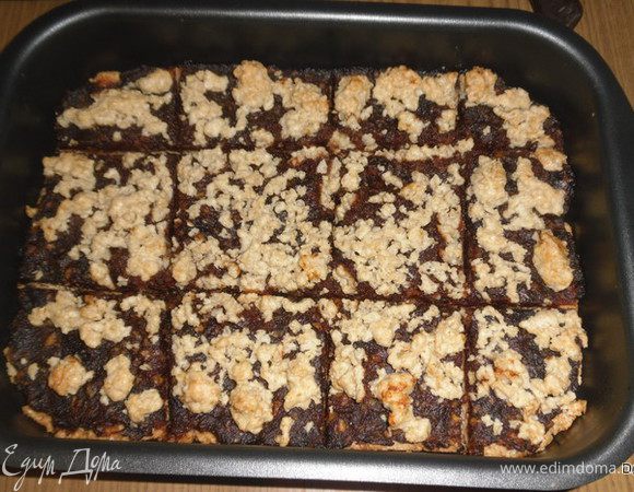 и выпекаем минут 15 до золотистого цвета.
Горячий корж намазываем финиково -ореховой массой, посыпаем остатками теста, натертого на кр. терке, и оставим еще на 25 минут в духовку.
