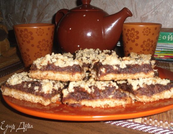 Остуженный корж нарезаем и подаем к столу.
Приятного аппетита!