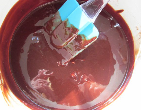 Помешивайте шоколадную массу, как только шоколад растает, сразу снять с плиты и хорошо размешать.