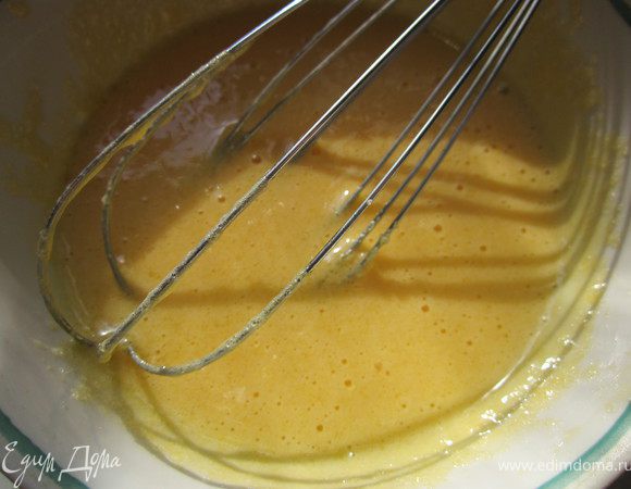 Желтки взбить с сахаром.