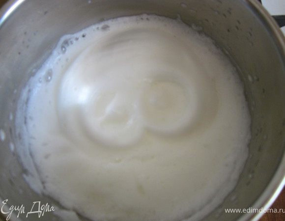 В белки добавить шепотку крупной морской соли и взбить миксером до устойчивой пены.