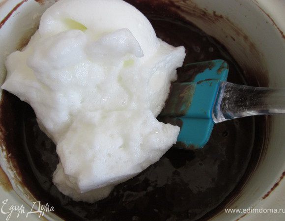 Соединить шоколадную массу с желтками и мукой, перемешать. Осторожно ввести в шоколадную массу белки.