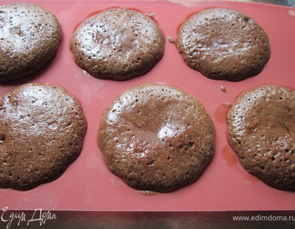 Духовку разогреть, шоколадное тесто выложить в формочки и выпекать. Температура и время зависит от вашей духовки. В оригинале 180* 9 минут. У меня 200* и выпекала 12 минут. Первые шесть пирожных я передержала (15 минут, все казалось, что очень жидкие)
Пропеченные они очень воздушные и нежные, но с жидкой начинкой они оригинальнее. Готовила я их первый раз, думаю, что с практикой будет уже видно, когда доставать из духовки.