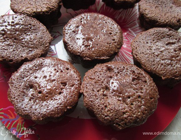 С температурой и временем нужно экспериментировать. Десерт получился очень вкусным, в меру сладким со вкусом горького шоколада. Готовый десерт посыпать сахарной пудрой и подавать с шариком ванильного мороженого. Приятного аппетита!