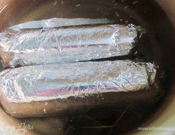 Свернуть с помощью пленки плотные рулетики, завернуть в фольгу и положить в бульон. Варить 20 минут, выключить огонь и продержать ещё 30 минут. Рулетики заворачивайте очень плотно, чтобы вода не попадала во внутрь. 