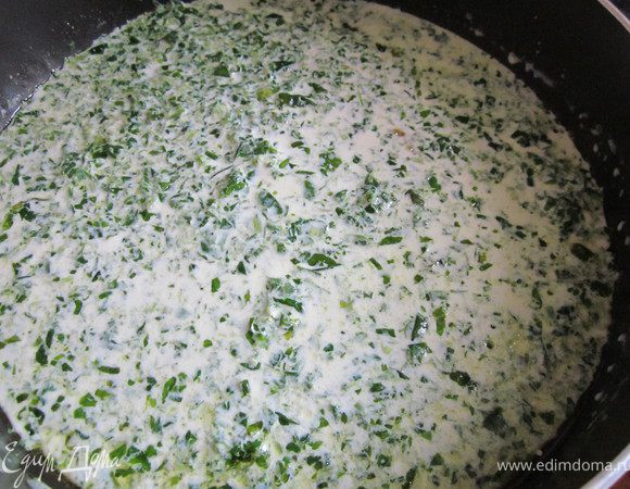 Теперь делаем соус:
разогреть в скоророде 1 ст.л. оливкового масла, положить шпинать и дать ему растаять. Добавить сливки, прокипятить. 