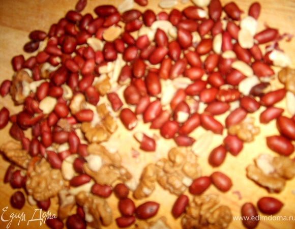 Орехи предварительно посушить в духовке при 100 гр. около 30 минут, остудить и измельчить в блендере, я измельчала просто скалкой