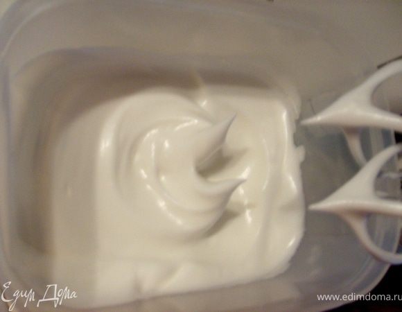 Охлажденные белки взбиваем с сахаром до крепкой пены