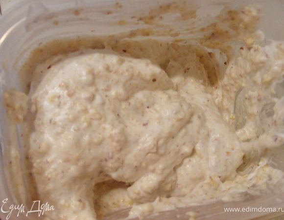 в белки ввести измельченные кукурузные хлопья, мед и ореховую крошку, все осторожно перемешать