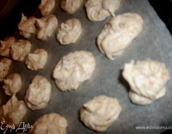 Противень выстелить пекарской бумагой смазать ее маслом, посыпать мукой, выложить печенья. Выпекать при температуре 200 С 5 минут, а после снизить температуру до 100 С и выпекать еще 1-1,5 часа. Приятного чаепития!
