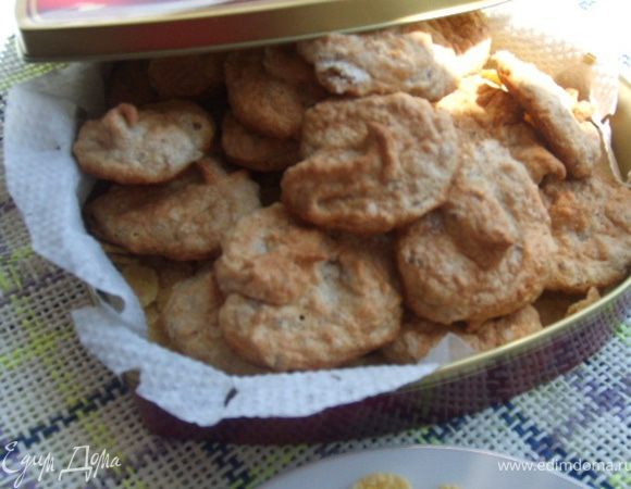 "У каждого печенья свой узор,
Своя цена, свой вкус и срок хранения,
Кондитеры решают до сих пор,
Что было раньше – хлеб или печение.

Печенье можно в космос запустить,
Преодолев земное притяжение,
Красивым девушкам их можно подарить,
Мужчинам даже на их день рождения" (стихи не мои)
