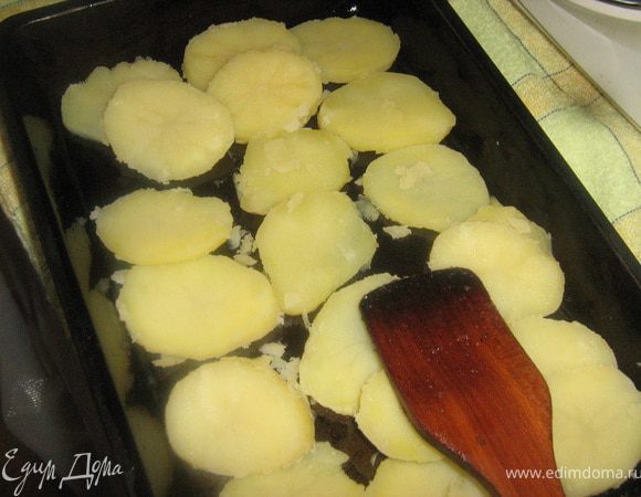 Картофель отварить в подсоленной воде до 3/4 готовности. Остудить, нарезать ломтиками, выложить на смазанную маслом форму.