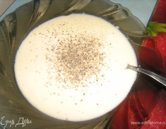 Сливки заправить перцем и солью.