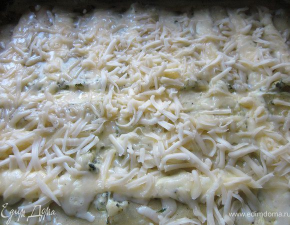 Залить соусом и поставить в духовку на 20 минут, при температуре 220* Вынуть из духовки и посыпать тертым сыром. Количество сыра по вашему желанию. Поставить в духовку до образования румяной корочки, ещё на 10-15 минут.