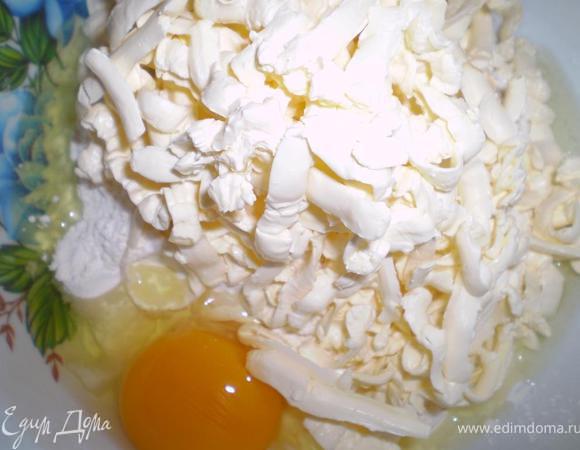 Тестом никого не удивлю - делаем обычное рубленое песочное тесто. Вообще, рекомендуют такое тесто выдержать в холодильнике минут 40, я ждать не стала, и довольно не плохое тесто получилось.