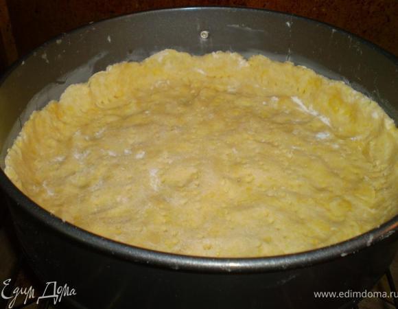 Распределяем тесто по форме, смазанной маслом, делаем бортики (делайте повыше, или берите поменьше сливок для заливки, у меня немного осталось). Накалываем тесто вилкой и выпекаем при 200 гр минут 15.