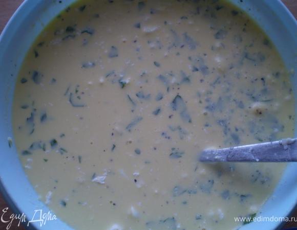 К яично-сливочной смеси добавляем натертую на терке брынзу