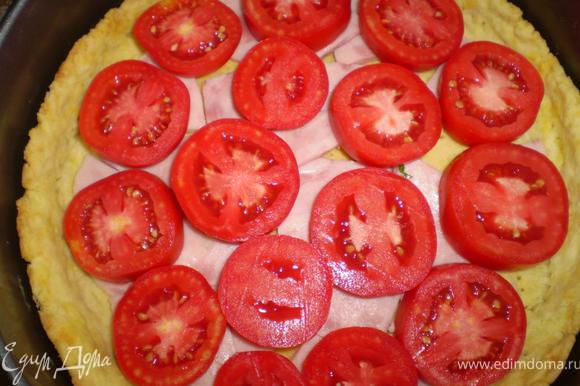 сверху ложим колечки помидоров, нарезаем их толстенько, около 1 см