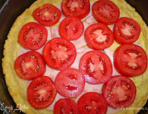 сверху ложим колечки помидоров, нарезаем их толстенько, около 1 см