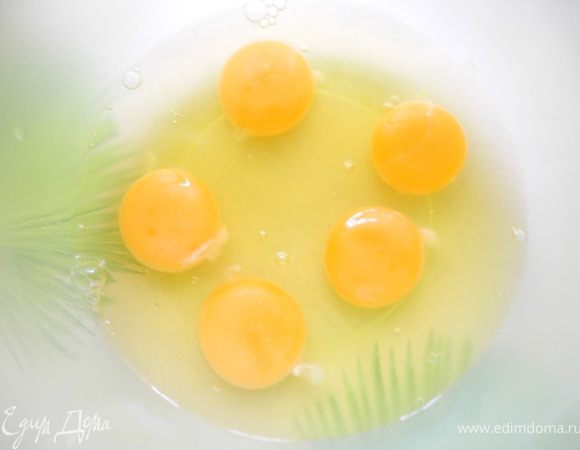 Взять 5 яиц (4, если большие), всыпать сахар, хорошенько размешать до растворения сахара.