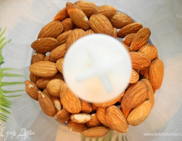 Миндаль измельчить.