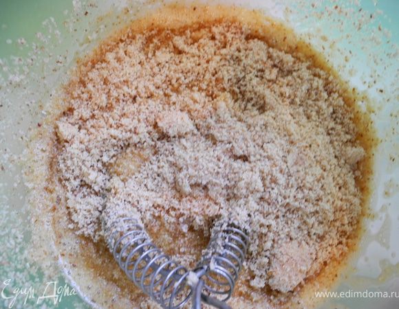 В яичную массу добавить миндальную муку, разрыхлитель, крахмал, аккуратно перемешать.