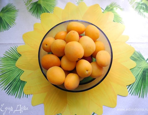 Абрикосы промыть и высушить, разрезать на половинки, удалить косточки.