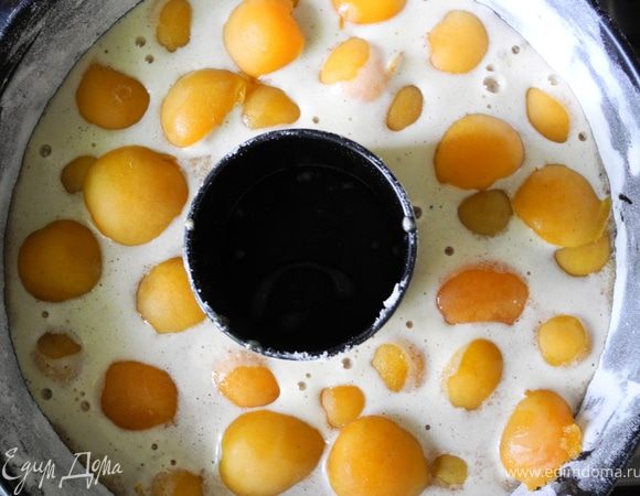 В форму влить тесто, сверху разложить абрикосы. Выпекать в духовке, разогретой до 180 градусов 40-50 мин.