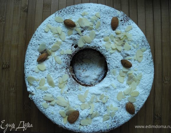 После выпечки аккуратно вынуть из формы и посыпать сахарной пудрой.