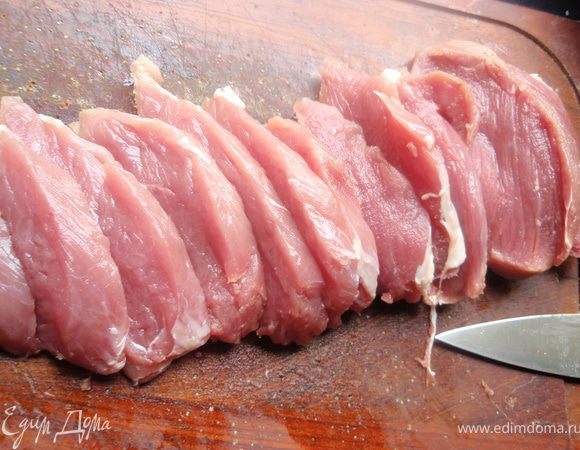 Свинину я всегда стараюсь выбрать самую не жирную и нежную. Как правило это свиная вырезка. Помоем её, просушим, отрежем всё лишнее. И нарежем на небольшие медальоны. 