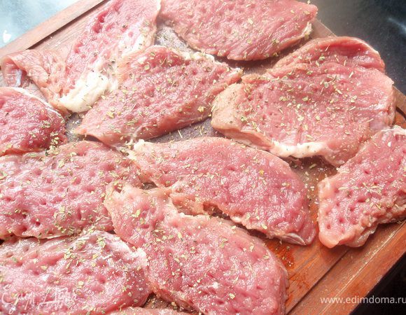 Совсем немного её отобьем, присолим, поперчим, добавим базилик и чеснок.