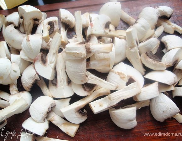 Почистим шампиньоны и нарежем их на четвертинки.