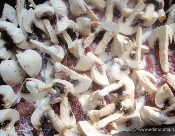 Уложим в форму мясо, сверху выложим шампиньоны и немного их присолим. Добавим сливок. И отправим в духовку на 15 минут на 190-200 гр.