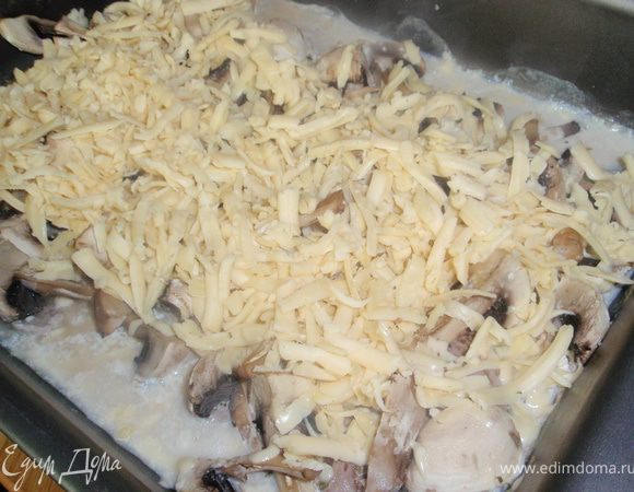 Добавим тертый сыр и поставим ещё минут на 7-10 на режиме с обдувом, чтобы образовалось корочка.