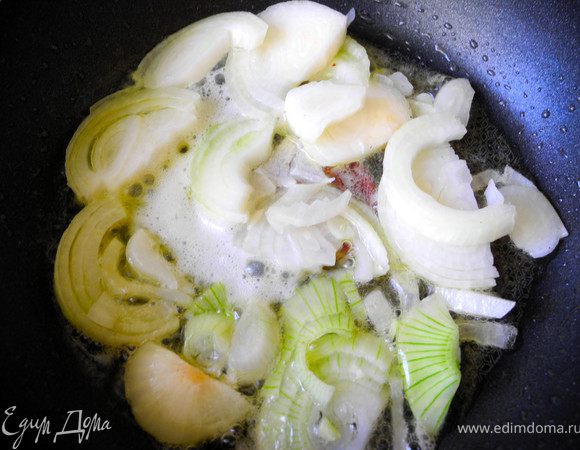 Лук обжарить на смеси растительного и сливочного масла, чуть подсолить.