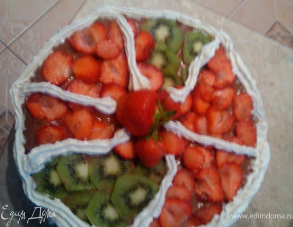 Берем сухой крем из пакетика на нем есть подробная инструкция как приготовить,главное не переборщить с молоком, иначе будет жидкий очень. Взбиваем его добавляя туда масло, сахар и молоко/сливки и тертый шоколад.
Кремом намазываем, предварительно пропитанные коньяком коржи
Нижний слой на крем выкладываем ломтики нарезанного банана
Следующий корж намазываем кремом выкладываем клубнику и киви нарезанные ломтиками. Потом третий корж по той же технологии. Сверху украшаем взбитыми сливками с и ягодами. Все очень просто и главное вкусно!)