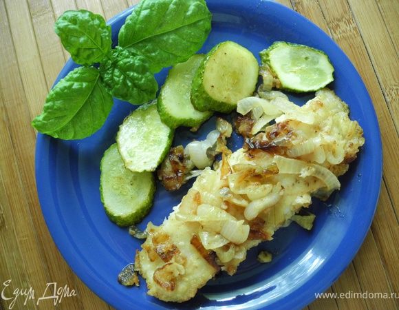 Обжарить их на сливочном масле, подсолить. Выложить на тарелку кусочек камбалы, сверху уложить жареный лук, полить маслом и лимонным соком (по желанию), рядышком выложить жареные огурцы. Bon appetit!