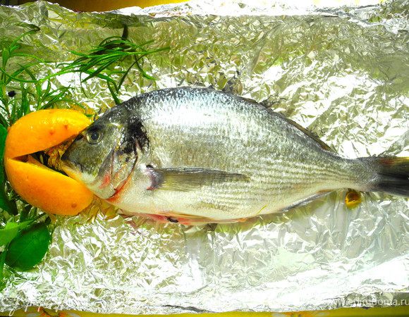 Дораду очистить от чешуи, удалить внутренности и жабры. Промыть. Уложить на фольгу.