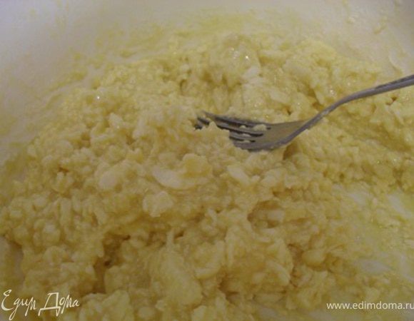 Смешать яйца с сахаром, содой, солью.Добавить размягченный маргарин, перемешать. 