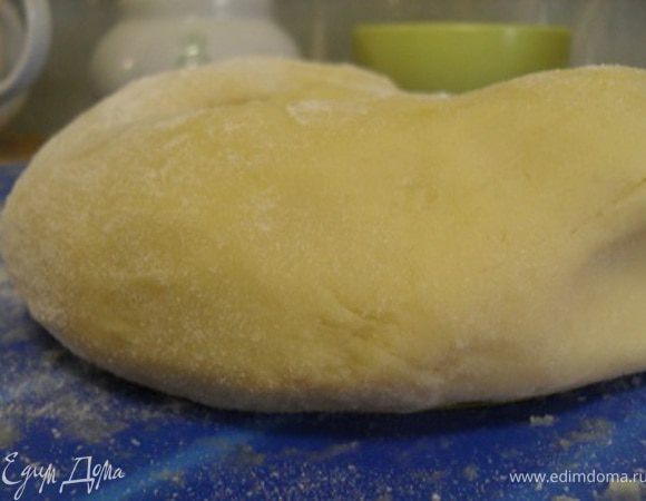 Замесить гладкое эластичное тесто.