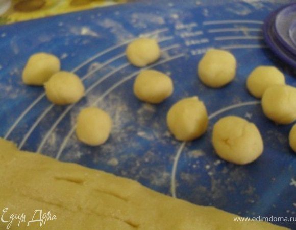 Орешницу включаем в розетку,если у вас орешница похожа на "сковороду", значит ставим ее на плиту и сильно сильно нагреваем.Пока нагревается,делаем из теста шарики.  