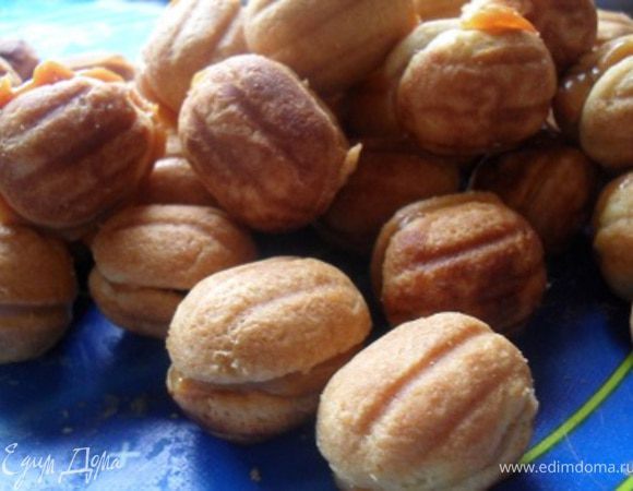 В одну скорлупку кладем сгущенку, накрываем другой.