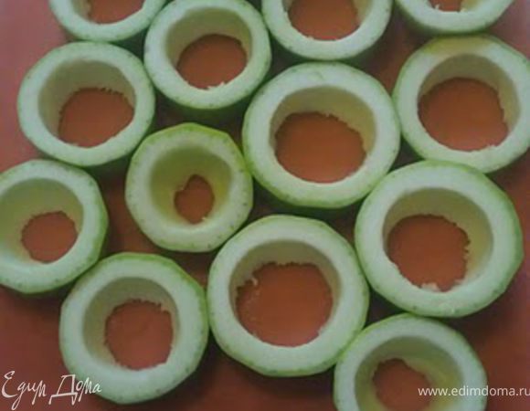 Кабачки помыть почистить, порезать на шайбы по 2-3 см, вырезать сердцевину с семенами. Бланшировать в кипящей подсоленной воде несколько минут и выложить на противень или форму, где будете запекать.